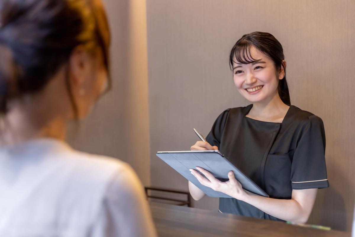 脱毛サロンで働く女性