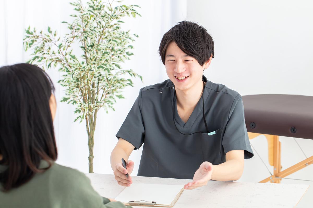 カウンセリングをしている柔道整復師