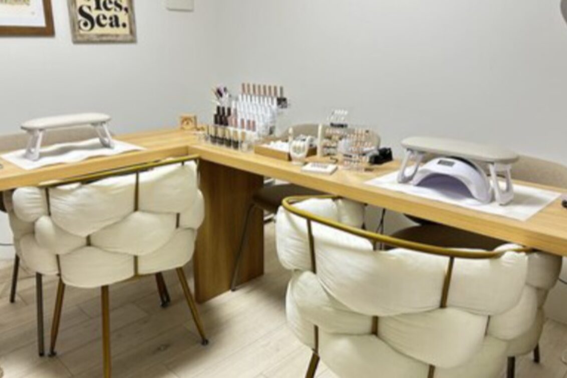 ｕｎｗｉｎｄ　ｎａｉｌｓ＆ｃａｒｅ（unwind nails&care）