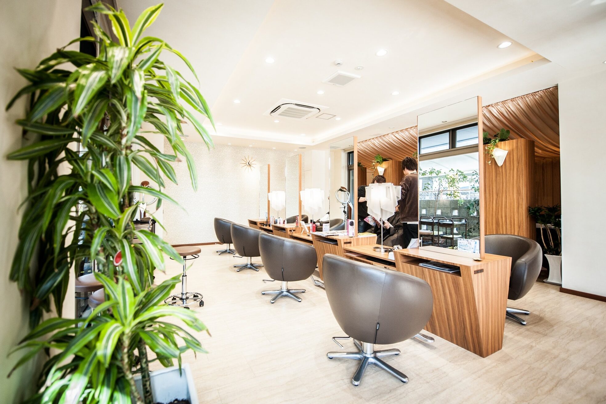 ヘアーメイクポリッシュ 洛西口店1