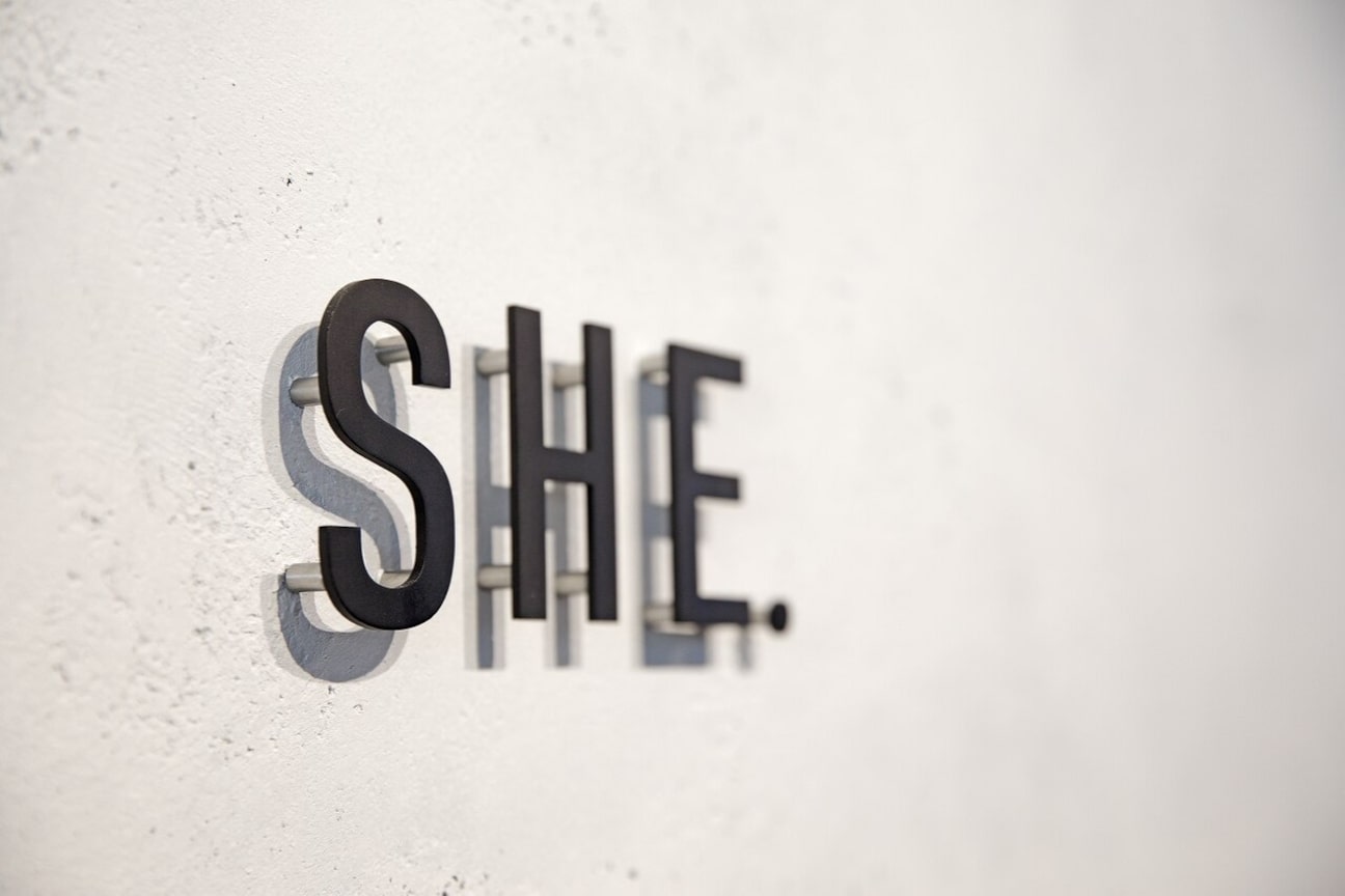 シー.(SHE.)2