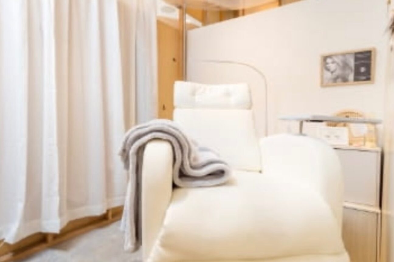 モールアイラッシュ 西中島店(MOOL eyelash)1