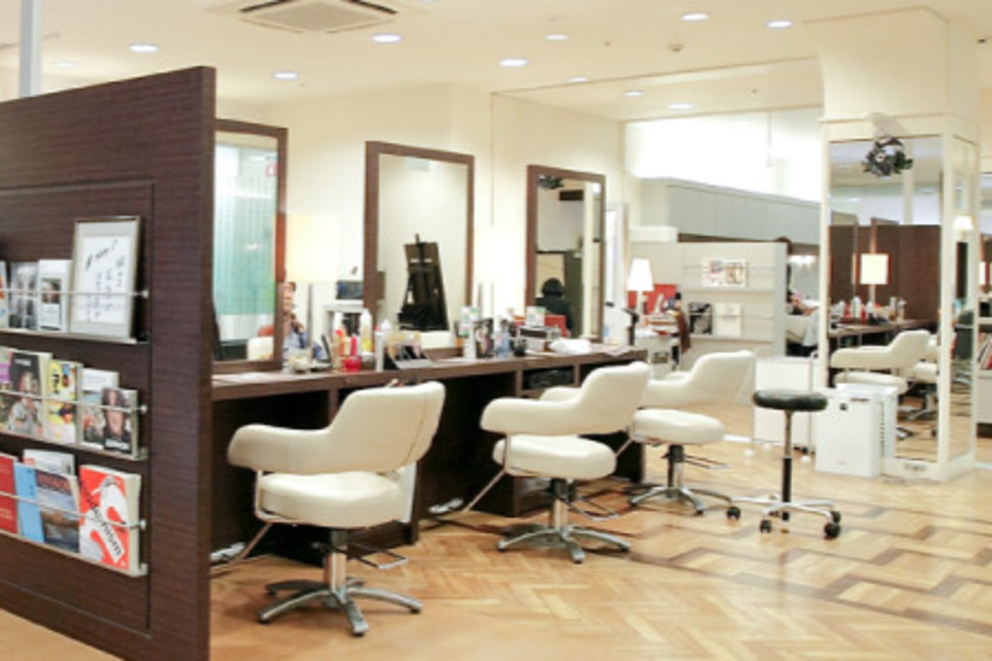 デサンジュ パリ 桑名店(DESSANGE PARIS)3