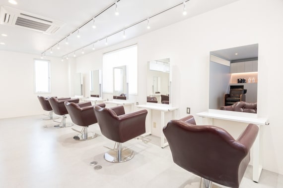 アグ ヘアー フェミリア 豊明店(Agu hair femirea)