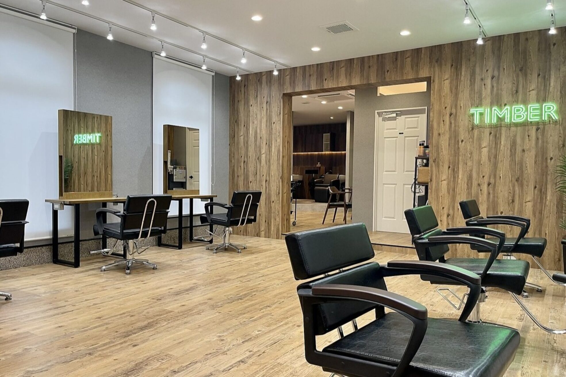 アグ ヘアー ティンバー 小松2号店(Agu hair timber)2