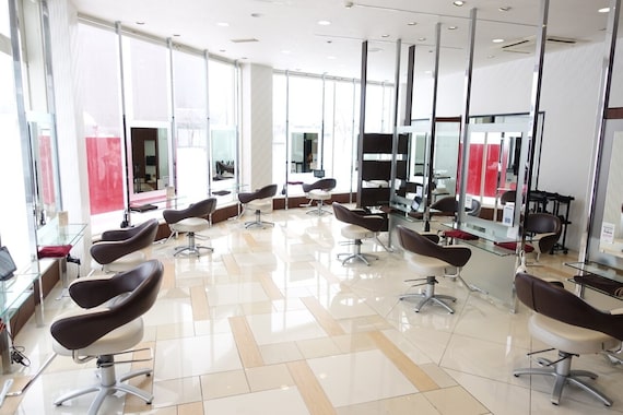 アース 五所川原店(HAIR & MAKE EARTH)