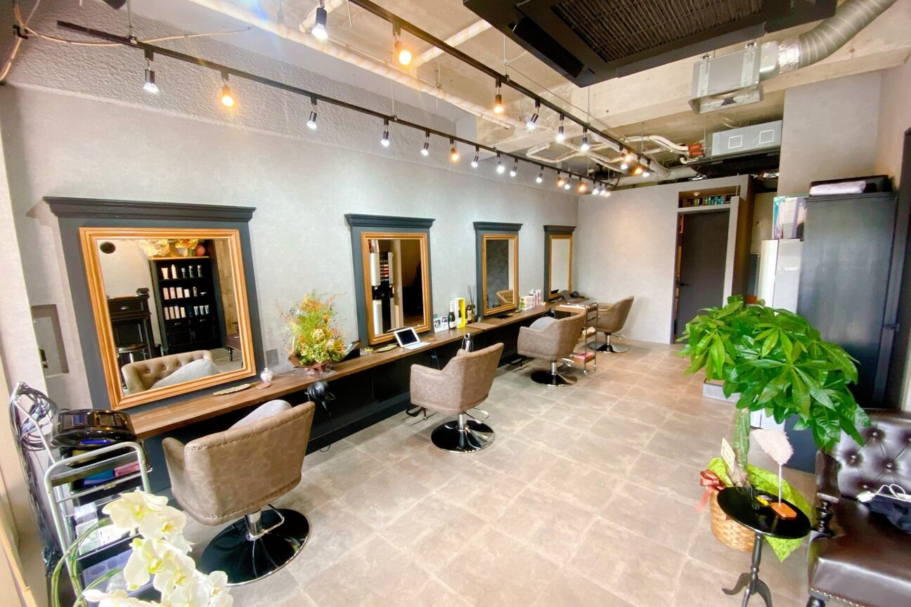 ｈａｉｒ　ｓａｌｏｎ　ｆｅａｔｈｅｒ画像1